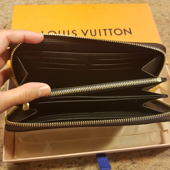 NIB Louis Vuitton Giant Zippy - Picture 6 of 6